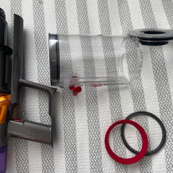 Dyson V15 Kırmızı Lastik
