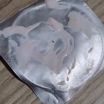 İçim Çilekli Yoğurdunda Siyah Siyah Şeyler Var.