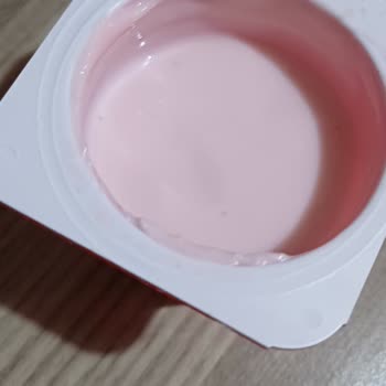 İçim Çilekli Yoğurdunda Siyah Siyah Şeyler Var.