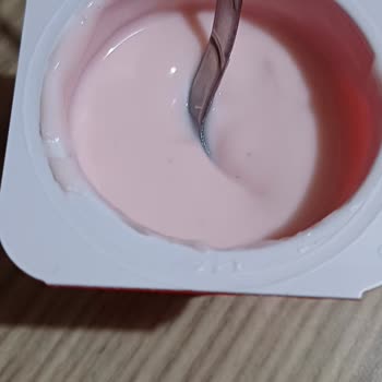 İçim Çilekli Yoğurdunda Siyah Siyah Şeyler Var.