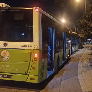 Adana Büyükşehir Belediyesi Belediye Otobüslerinin Otobüs Durağını Kapatması