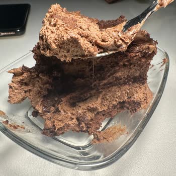 BİM Yaşta Pastadan Uzayan Şey