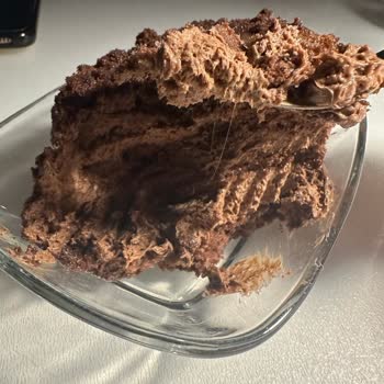 BİM Yaşta Pastadan Uzayan Şey