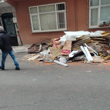 Bağcılar Belediyesi Kapı Önünde Çatı Atıkları