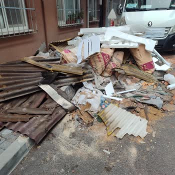 Bağcılar Belediyesi Kapı Önünde Çatı Atıkları