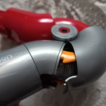 Dyson Mobilya Aparatı Birden Kilitlendi Ya Da Kırıldı.