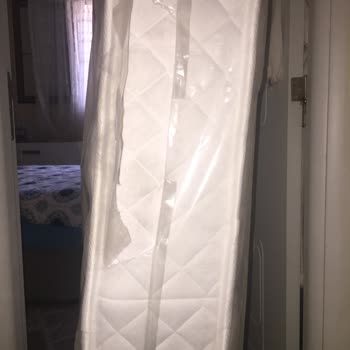 Yataş Yataklar Yırtık. Kirli