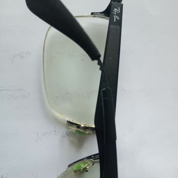 Luxottica Gözlüğün Sap Kısmı Küçük Küçük Parçalanmaya Başladı