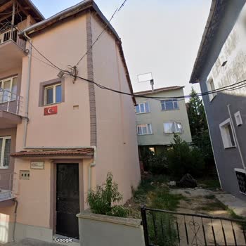 Türk Telekom Telefon Hatları Ve Boşta Sallanan Bağlantı Kutuları