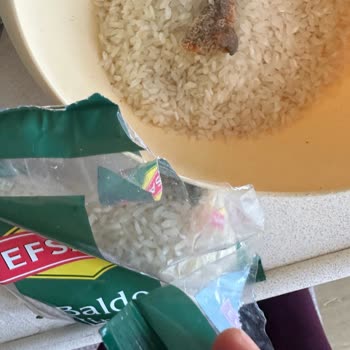 BİM Pirincin İçinde Pislik Çıktı