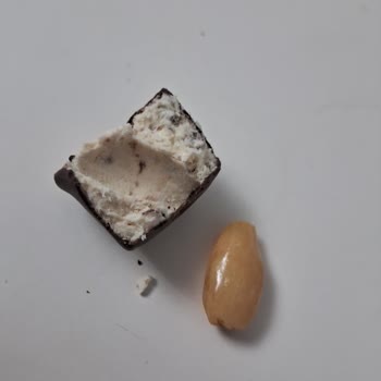 İpek Pişmaniye Kaplama İçerisinden Tas Gibi Bir Şey Çıkması