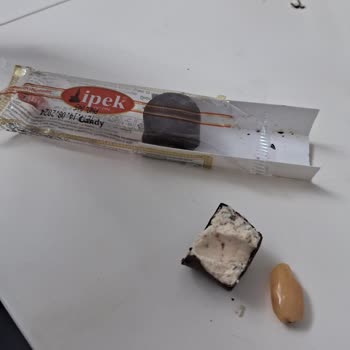 İpek Pişmaniye Kaplama İçerisinden Tas Gibi Bir Şey Çıkması