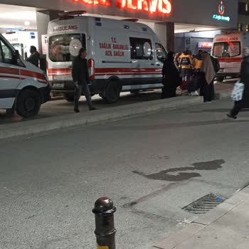 112 Acil Servis 112 Hastaneye Hasta Getiriyor Sonrada Dışarıda Keyif Yapıyor