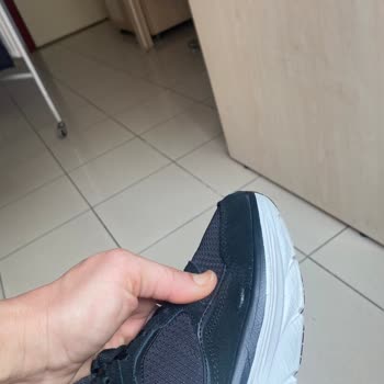 İkinci Giyişte Açılan Skechers Ayakkabı