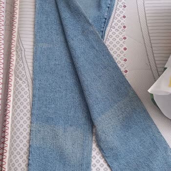 Mavi Kotun Durduk Yerde Rengi Soluyor