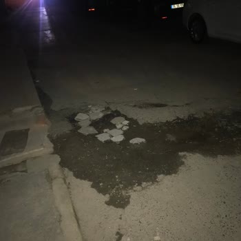 İzmir Büyükşehir Belediyesi İzmir Karabağlar'da Sokak Çukuru İçin Çözüm Bekleniyor