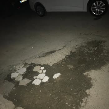 İzmir Büyükşehir Belediyesi İzmir Karabağlar'da Sokak Çukuru İçin Çözüm Bekleniyor