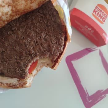 Burger King Üzerindeki Değişik Cisimler