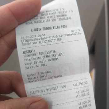 BİM'e Gelen Ürünün Çalışan Tarafından Alınması