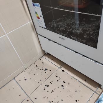 Simfer Fırın Camı Patladı