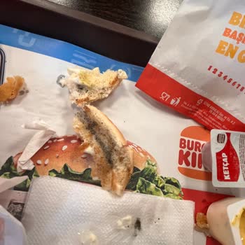 Burger King Üsküdar Meydan Şubesi Bozulmaya Başlamış Ekmek