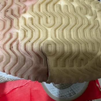 Sneaks Up Sattığı Kusurlu Ürünün Arkasında Durmuyor. Değişim Yapmıyor