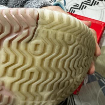 Sneaks Up Sattığı Kusurlu Ürünün Arkasında Durmuyor. Değişim Yapmıyor