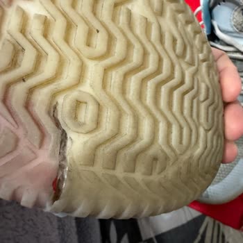 Sneaks Up Sattığı Kusurlu Ürünün Arkasında Durmuyor. Değişim Yapmıyor