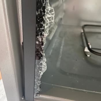 Kumtel Fırın Camı Patladı! Yardım