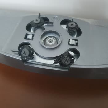 LG TV Ağırlığını Taşıyamayan Basit Ayak Bağlantısı
