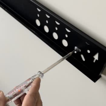 Philips TV Montajında Elektrik Kablosunu Deldi TV Patladı