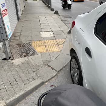 Bağcılar Belediyesi Kaldırım İniş Çıkışlarını İşgal Eden Düşüncesiz İnsanların Araçları!