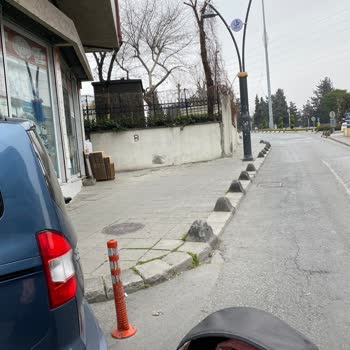 Bağcılar Belediyesi Kaldırım İniş Çıkışlarını İşgal Eden Düşüncesiz İnsanların Araçları!