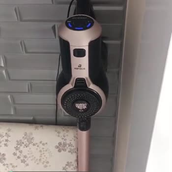 Karaca Vantuz Dikey Süpürge İçindeki Pisliği Geri Bırakıyor