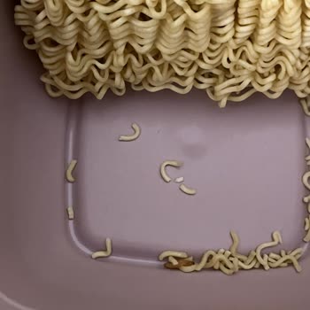 Knorr Noodle İçerisinden Canlı Kurt Çıktı