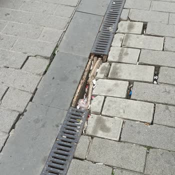 Çekmeköy Belediyesi Çekmeköy Taşdelen Trafiğe Kapalı Caddedeki Bakımsızlık