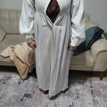 Eminos Butik Kıyafetler Geniş Ama Göğüs Kısmi Çok Dar