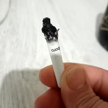 Marlboro Edge Blue Sigara İçinden Çıkan Odun Parçaları
