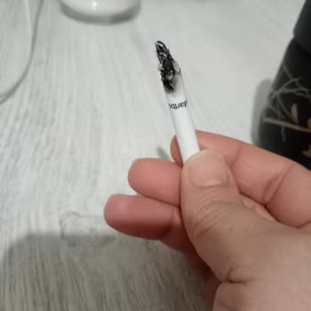 Marlboro Edge Blue Sigara İçinden Çıkan Odun Parçaları