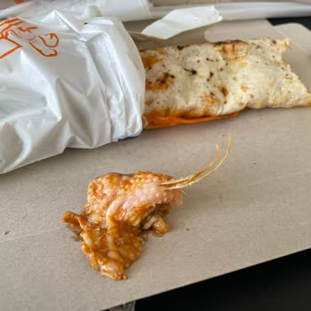 İsos Döner Tavuk Dönerden Büyük Bir Deri Ve Ekteki Görseldekiler Çıktı