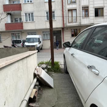 Alo 186 BEDAŞ Çağrı Merkezi Elektrik Direği Bina Garajının Önünü Kapatıyor
