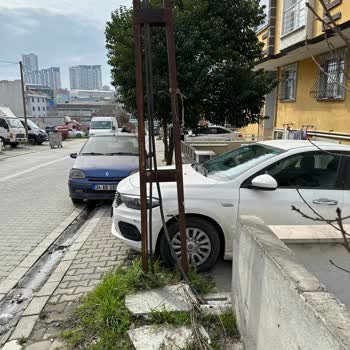 Alo 186 BEDAŞ Çağrı Merkezi Elektrik Direği Bina Garajının Önünü Kapatıyor
