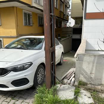 Alo 186 BEDAŞ Çağrı Merkezi Elektrik Direği Bina Garajının Önünü Kapatıyor