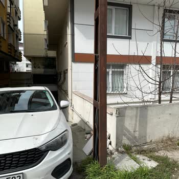 Alo 186 BEDAŞ Çağrı Merkezi Elektrik Direği Bina Garajının Önünü Kapatıyor