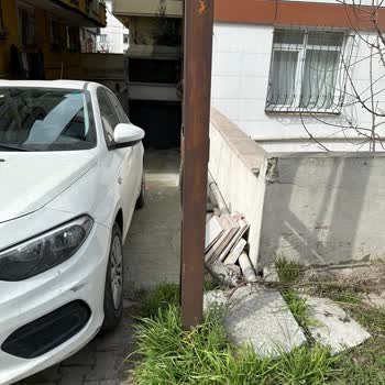 Alo 186 BEDAŞ Çağrı Merkezi Elektrik Direği Bina Garajının Önünü Kapatıyor