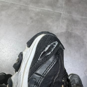 Skechers Ayakkabı Yan Taraf Açılma Yapıyor