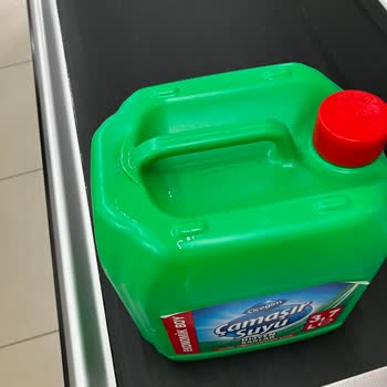 A101 Reyonunda Kırık Ambalaj Çamaşır Suyu