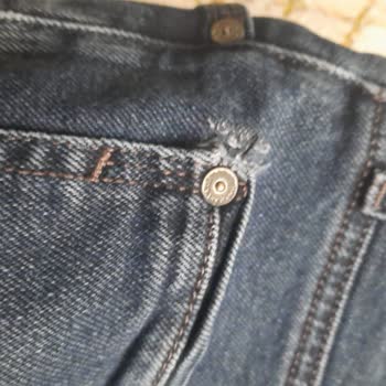 Mavi Kot Pantolon Yırtıldı