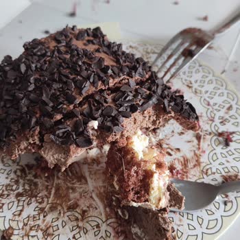 Fatih Sabri Pastanesi Pastadan Çıkan Kıl.