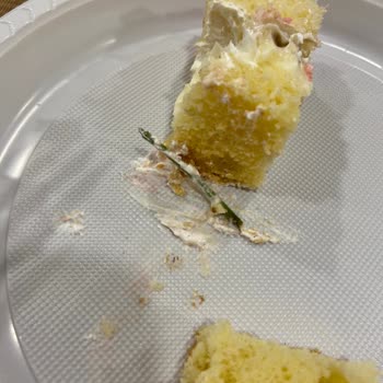 Divan Pastanesi (Kayseri) 1000 TL'ye Vasat Pasta Satışı Yapıyor